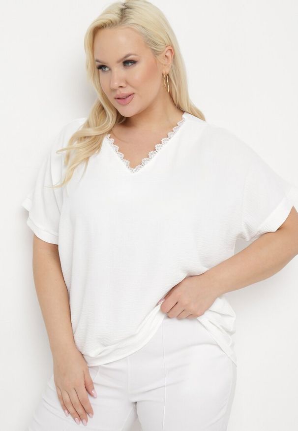 Born2be - Biała Bluzka z Trójkątnym Dekoltem z Ozdobnym Paskiem na Karku Phillirea. Okazja: na co dzień. Kolor: biały. Długość rękawa: krótki rękaw. Długość: krótkie. Wzór: aplikacja. Styl: casual, klasyczny