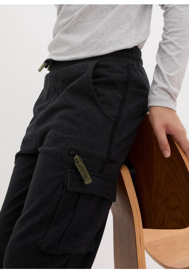 bonprix - Spodnie dresowe z kieszeniami cargo z miękkiej mieszanki bawełny. Kolor: szary. Materiał: bawełna, dresówka. Styl: sportowy