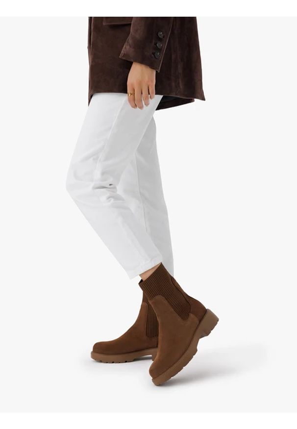 Ryłko - Brązowe sztyblety ze ściągaczem. Nosek buta: okrągły. Kolor: brązowy. Materiał: skóra, welur. Szerokość cholewki: normalna. Obcas: na obcasie. Styl: klasyczny, elegancki, street. Wysokość obcasa: średni