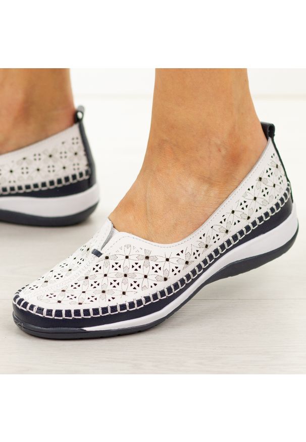 Białe ażurowe skórzane półbuty damskie Cambell 40336. Okazja: na co dzień. Nosek buta: okrągły. Kolor: biały. Materiał: skóra. Szerokość cholewki: normalna. Wzór: ażurowy. Sezon: wiosna, lato. Styl: casual