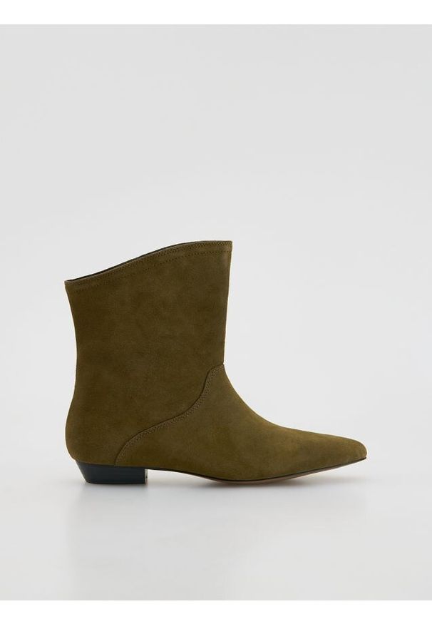 Reserved - Zamszowe botki - ciemnozielony. Kolor: zielony. Materiał: zamsz