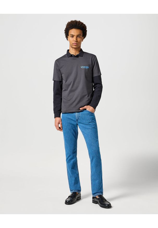 Wrangler - WRANGLER MĘSKIE SPODNIE JEANSOWE GREENSBORO SADDLESTONE 112355021 W15Q017423