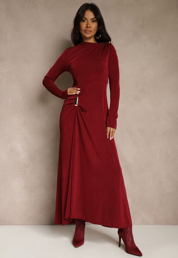 Renee - Bordowa Sukienka Koktajlowa z Marszczeniem i Metaliczną Ozdobą Retanda. Okazja: do pracy, na spotkanie biznesowe, na imprezę, na randkę. Kolor: czerwony. Wzór: aplikacja. Typ sukienki: asymetryczne. Styl: wizytowy