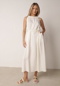 Born2be - Jasnobeżowa Wiskozowa Sukienka Bez Rękawów z Warkoczowym Splotem przy Dekolcie Shirineli. Okazja: na co dzień. Kolekcja: plus size. Kolor: beżowy. Materiał: wiskoza. Długość rękawa: bez rękawów. Wzór: ze splotem. Typ sukienki: proste, dla puszystych. Styl: boho, elegancki, klasyczny, casual #8