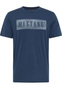 Mustang - MUSTANG PRINT TEE MĘSKI T-SHIRT KOSZULKA LOGO NADRUK DRESS BLUES 1014937 5334. Wzór: nadruk #4