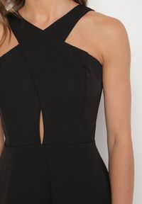 Born2be - Czarna Rozkloszowana Sukienka z Wiskozą i Dekoltem Typu Halter Dolienna. Typ kołnierza: dekolt halter. Kolor: czarny. Materiał: wiskoza. Typ sukienki: rozkloszowane. Styl: elegancki