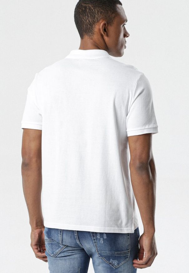 Born2be - Biała Koszulka Ashose. Typ kołnierza: polo. Kolor: biały. Materiał: dzianina. Długość rękawa: krótki rękaw. Długość: krótkie. Wzór: jednolity. Styl: sportowy