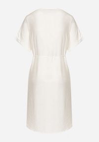 Born2be - Biała Pudełkowa Sukienka ze Ściągaczem w Talii Zdobiona Cyrkoniami Pilefia. Typ kołnierza: dekolt w kształcie V. Kolor: biały. Długość rękawa: krótki rękaw. Wzór: aplikacja. Styl: elegancki #6