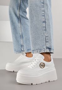Renee - Białe Chunky Sneakersy Vices na Platformie z Okrągłym Detalem Sedvira. Okazja: na spacer. Nosek buta: okrągły. Kolor: biały. Materiał: jeans, koronka, skóra. Obcas: na platformie. Sport: turystyka piesza