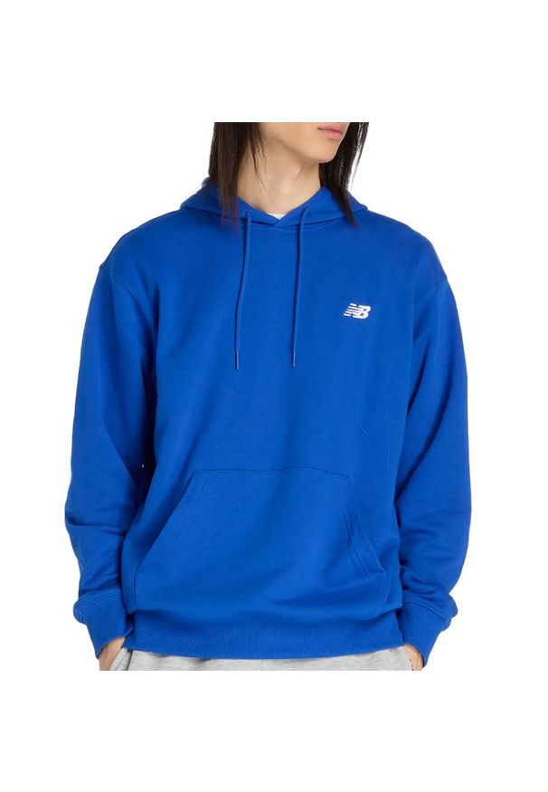 Bluza męska New Balance MT41508BUM - niebieska. Okazja: na co dzień. Kolor: niebieski. Materiał: tkanina, dresówka, poliester, bawełna. Wzór: aplikacja. Styl: casual, klasyczny