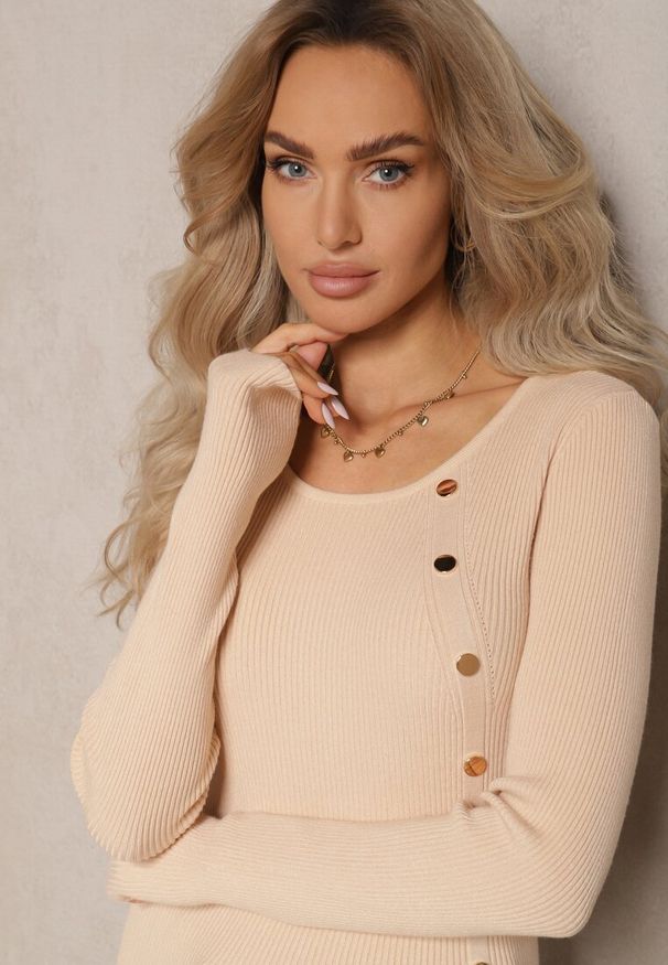 Renee - Jasnobeżowy Sweter z Wiskozą Ozdobiony Metalicznymi Aplikacjami Malittia. Kolor: beżowy. Materiał: wiskoza. Wzór: aplikacja. Sezon: zima
