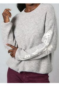 Sinsay - Prążkowany sweter - szary. Kolor: szary. Materiał: prążkowany #1