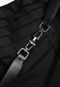 Renee - Czarny Kombinezon VICES Bandeau z Falbankami i Paskiem w Eleganckim Stylu Pinoia. Kolor: czarny. Długość rękawa: bez rękawów. Styl: elegancki #3