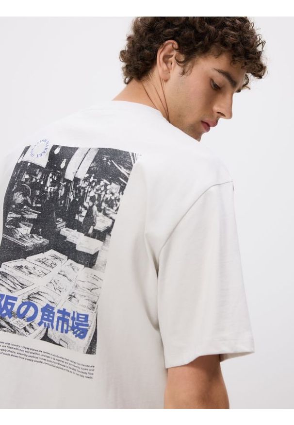 Reserved - T-shirt relaxed z nadrukiem na plecach - jasnoszary. Kolor: szary. Materiał: bawełna, dzianina. Wzór: nadruk