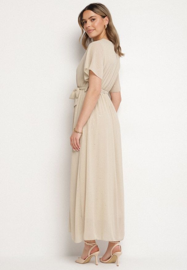 Born2be - Beżowa Brokatowa Sukienka Koktajlowa Ozdobiona Paskiem Ziliane. Okazja: na imprezę. Kolor: beżowy. Wzór: aplikacja. Styl: wizytowy