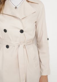 Born2be - Beżowy Płaszcz Dwurzędowy z Kieszeniami i Materiałowym Paskiem Piemona. Okazja: na co dzień, na spotkanie biznesowe. Kolor: beżowy. Materiał: materiał. Długość: do kolan. Styl: biznesowy, casual, elegancki #3