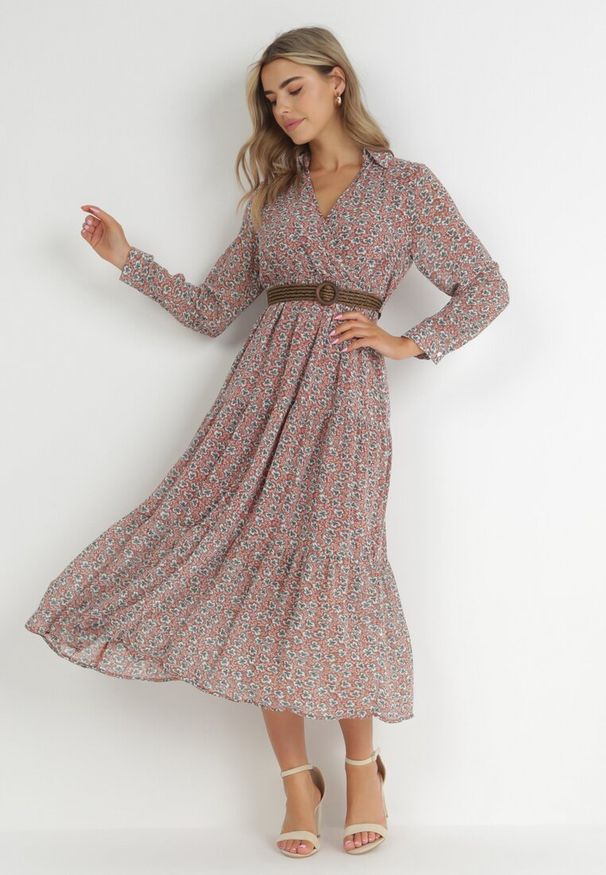 Born2be - Różowa Sukienka Rozkloszowana w Kwiaty z Paskiem Khito. Okazja: na co dzień. Typ kołnierza: dekolt w serek. Kolor: różowy. Materiał: tkanina. Długość rękawa: długi rękaw. Wzór: kwiaty. Styl: casual, elegancki, klasyczny