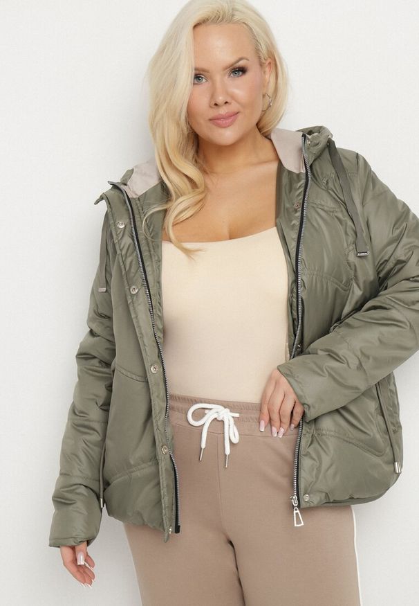 Born2be - Zielona Kurtka Pikowana z Kapturem Karbia. Okazja: na co dzień. Typ kołnierza: kaptur. Kolekcja: plus size. Kolor: zielony. Styl: casual, elegancki