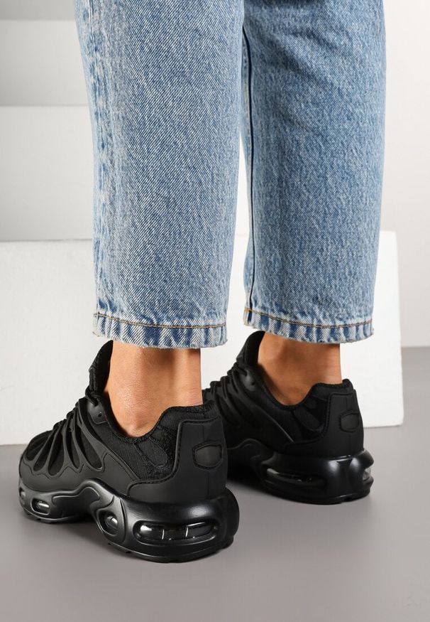 Born2be - Czarne Buty Sportowe Sneakersy Ozdobione Tłoczeniem Zolzivia. Okazja: na co dzień. Kolor: czarny. Materiał: jeans. Wzór: aplikacja. Obcas: na obcasie. Wysokość obcasa: niski