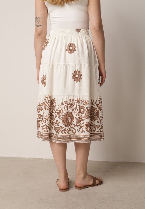 Born2be - Brązowa Rozkloszowana Spódnica z Wiskozy w Kwiatowy Wzór Masterore. Okazja: do pracy, na co dzień. Kolor: brązowy. Materiał: wiskoza. Wzór: kwiaty. Styl: casual