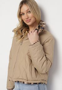 Born2be - Beżowa Pikowana Kurtka Dwustronna ze Stójką i Ściągaczem z Futerkiem w Panterkę Cesila. Okazja: na co dzień. Typ kołnierza: kołnierzyk stójkowy. Kolor: beżowy. Materiał: futro. Długość rękawa: długi rękaw. Długość: długie. Wzór: motyw zwierzęcy. Styl: casual, klasyczny #3