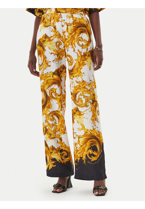 Versace Jeans Couture Spodnie materiałowe 80HAA1P2 NS833 Żółty ciemny Regular Fit. Kolor: żółty. Materiał: wiskoza