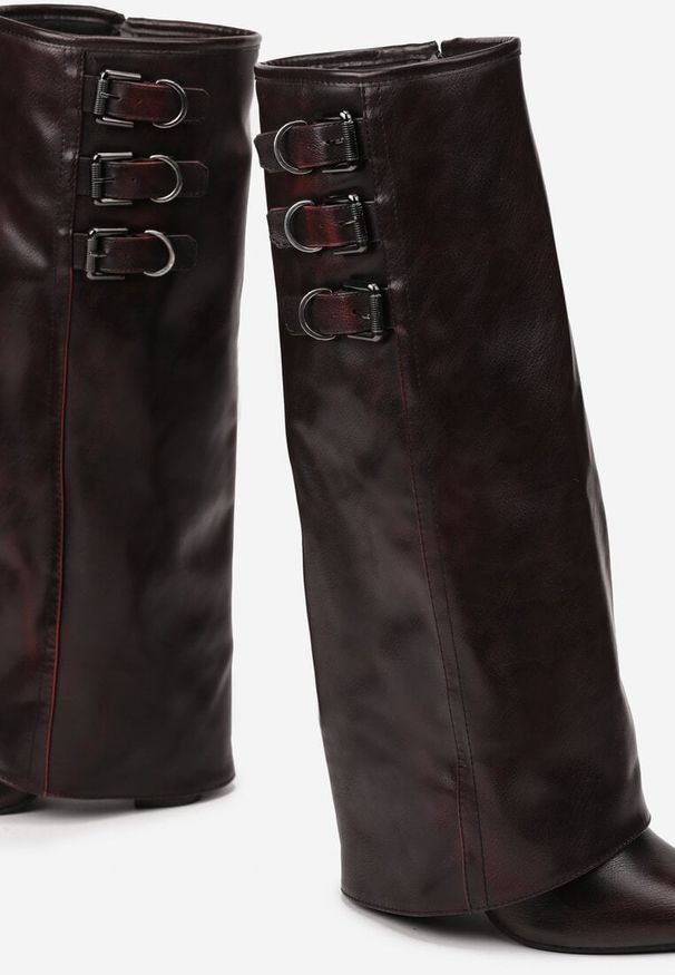 Renee - Bordowe Kozaki na Słupku z Wywiniętą Cholewką Klamrami i Paskami Renniel. Okazja: na co dzień. Zapięcie: klamry. Kolor: czerwony. Materiał: jeans. Szerokość cholewki: normalna. Wzór: paski. Obcas: na słupku. Styl: casual, elegancki