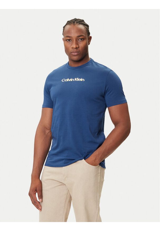 Calvin Klein Jeans T-Shirt Glitched Logo LV04RC858G Niebieski Regular Fit. Kolor: niebieski. Materiał: bawełna