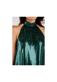 Sukienki.shop - Sukienka trapezowa z dekoltem halter neck błyszcząca zielona. Okazja: na randkę, na ślub cywilny, na wesele, na imprezę. Typ kołnierza: dekolt halter. Kolor: zielony. Typ sukienki: trapezowe. Styl: wizytowy #3