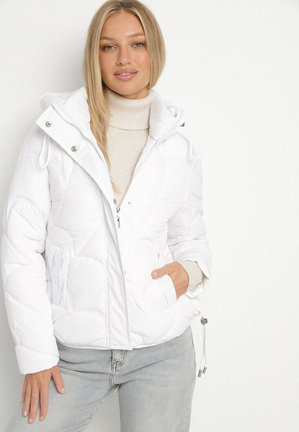 Born2be - Biała Pikowana Kurtka z Kapturem i Bocznymi Zdobieniami Ollenea. Okazja: do pracy, na spacer, na co dzień, na spotkanie biznesowe. Typ kołnierza: kaptur. Kolor: biały. Materiał: jeans. Wzór: aplikacja. Styl: casual, elegancki, biznesowy