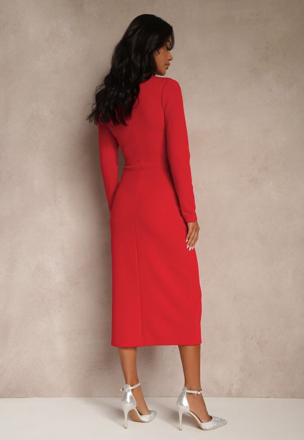 Renee - Czerwona Sukienka Koktajlowa Vices Ozdobiona Perełkami i Marszczeniem Odarre. Okazja: na imprezę. Kolor: czerwony. Wzór: aplikacja. Styl: wizytowy