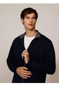 Reserved - Gładka bluza ze stójką - granatowy. Typ kołnierza: kołnierzyk stójkowy. Kolor: niebieski. Materiał: dzianina, bawełna. Wzór: gładki