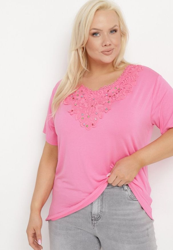 Born2be - Różowy T-shirt Koszulka z Krótkim Rękawem z Dekoltem Ozdobionym Koronką i Cyrkoniami Lovita. Kolekcja: plus size. Kolor: różowy. Materiał: koronka. Długość rękawa: krótki rękaw. Długość: krótkie. Wzór: aplikacja, koronka. Styl: klasyczny, elegancki