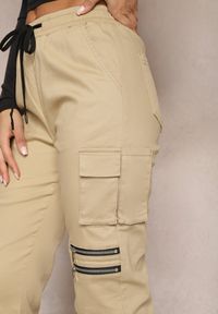 Renee - Beżowe Bawełniane Spodnie z Kieszeniami Cargo i Nogawkami Jogger Aniret. Kolor: beżowy. Materiał: bawełna. Wzór: aplikacja #4