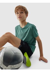 4f - Koszulka sportowa szybkoschnąca chłopięca - zielona. Kolor: zielony. Materiał: materiał, syntetyk, elastan, dzianina, włókno. Długość rękawa: krótki rękaw. Długość: krótkie. Wzór: gładki, jednolity, ze splotem, nadruk. Sport: fitness, bieganie