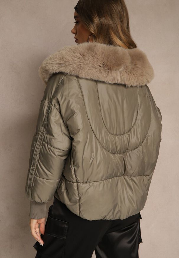 Renee - Ciemnozielona Pudełkowa Kurtka z Pikowanymi Przeszyciami i Kapturem z Futrem Ruvitta. Okazja: na co dzień. Kolor: zielony. Materiał: futro. Sezon: zima. Styl: casual, elegancki