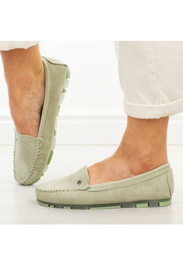 Zielone skórzane mokasyny damskie Filippo Dp2037/26. Okazja: na co dzień, na spacer. Nosek buta: okrągły. Kolor: beżowy. Materiał: skóra, zamsz. Sezon: wiosna, lato. Obcas: na obcasie. Styl: casual, klasyczny, elegancki