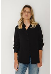 KOSZULA SHARON CZARNA M - Flawless. Okazja: do pracy, na spotkanie biznesowe, na co dzień. Kolor: czarny. Materiał: jedwab, skóra, wiskoza. Długość: krótkie. Styl: klasyczny, casual, biznesowy