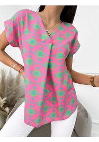 ModnaKiecka.pl - Różowo-Zielona Bluzeczka 9804-301. Okazja: do pracy, na co dzień. Kolor: wielokolorowy. Materiał: elastan, poliester. Długość rękawa: krótki rękaw. Długość: krótkie. Styl: casual, klasyczny #1