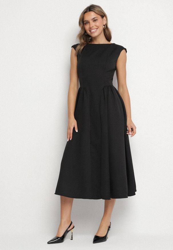 Born2be - Czarna Sukienka o Rozkloszowanym Kroju z Wiązaniem i Dekoltem w Łódkę Aladriela. Okazja: na co dzień. Typ kołnierza: dekolt w łódkę. Kolor: czarny. Długość rękawa: krótki rękaw. Sezon: wiosna, lato. Styl: casual, klasyczny