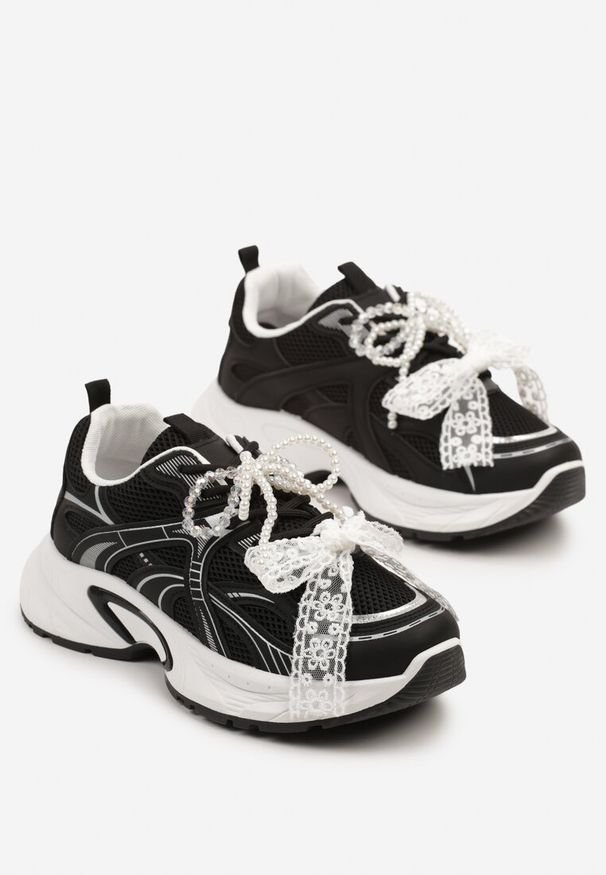 Born2be - Czarne Sneakersy Ozdobione Geometrycznym Motywem Kokardą i Koralikami Saralinae. Okazja: na co dzień. Kolor: czarny. Wzór: aplikacja, geometria