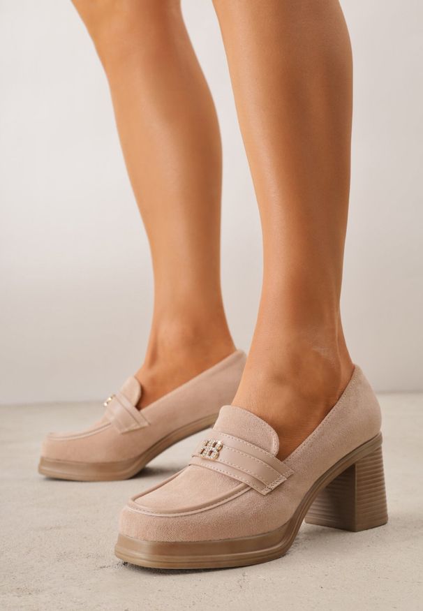Born2be - Beżowe Półbuty na Słupku z Ozdobną Klamerką Vilena. Kolor: beżowy. Obcas: na słupku