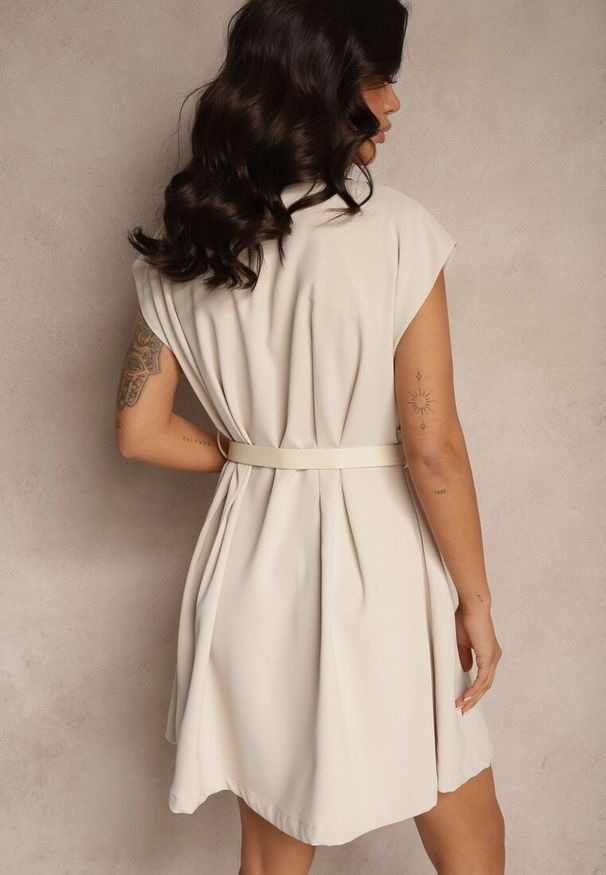 Renee - Jasnobeżowa Sukienka z Wiskozy o Rozkloszowanym Kroju z Koszulowym Kołnierzem Aluessa. Okazja: na co dzień. Kolor: beżowy. Materiał: wiskoza. Długość rękawa: krótki rękaw. Typ sukienki: koszulowe. Styl: casual, klasyczny