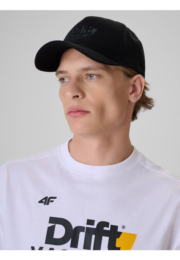 4f - 4F Czapka z daszkiem strapback uniseks 4F x Drift Masters - czarna L/XL. Kolor: czarny. Materiał: materiał, bawełna. Wzór: napisy, aplikacja, haft. Sezon: lato. Styl: sportowy, klasyczny, casual