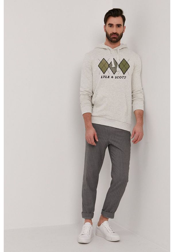Lyle & Scott Bluza męska kolor kremowy z kapturem z aplikacją. Okazja: na co dzień. Typ kołnierza: kaptur. Kolor: beżowy. Materiał: dzianina. Wzór: aplikacja. Styl: casual