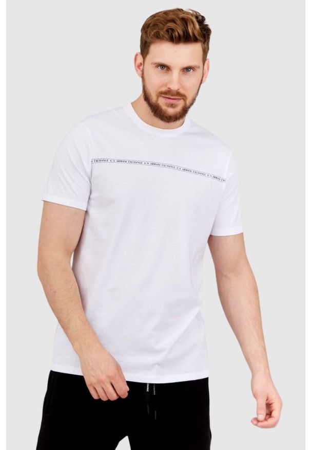 Armani Exchange - ARMANI EXCHANGE Biały t-shirt męski z paskiem z logo. Kolor: biały. Materiał: prążkowany