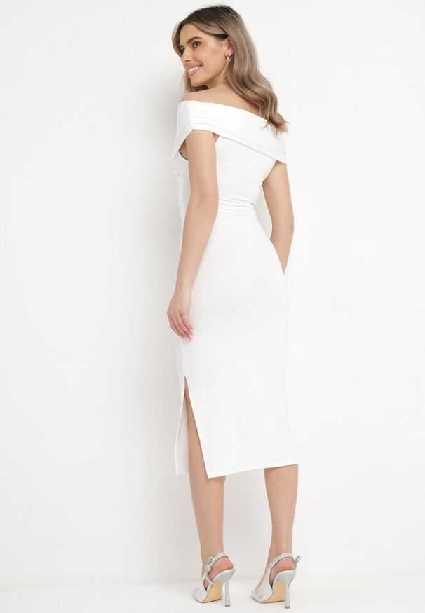 Born2be - Biała Sukienka Dopasowana z Ozdobnie Wywiniętą Górą i Rozcięciem na Boku Mleora. Kolor: biały. Styl: elegancki