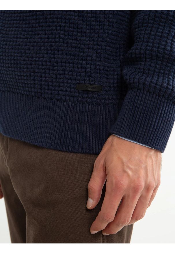 Big-Star - Sweter męski ze stójką granatowy Karlison 403. Okazja: do pracy. Typ kołnierza: kołnierzyk stójkowy. Kolor: niebieski. Wzór: ze splotem. Styl: elegancki
