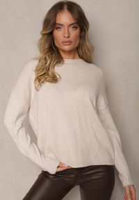 Renee - Jasnobeżowy Klasyczny Sweter z Cyrkoniami na Guzikach Rerige. Okazja: na co dzień. Typ kołnierza: dekolt w łódkę. Kolor: beżowy. Materiał: jeans. Długość rękawa: długi rękaw. Długość: długie. Styl: klasyczny #3