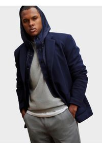 Ombre Clothing - Męska marynarka z podpinką z kapturem i wysokim kołnierzem – granatowa V3. Typ kołnierza: kaptur. Kolor: niebieski. Materiał: dzianina, poliester, materiał, syntetyk, elastan. Wzór: aplikacja, ze splotem. Styl: elegancki #6